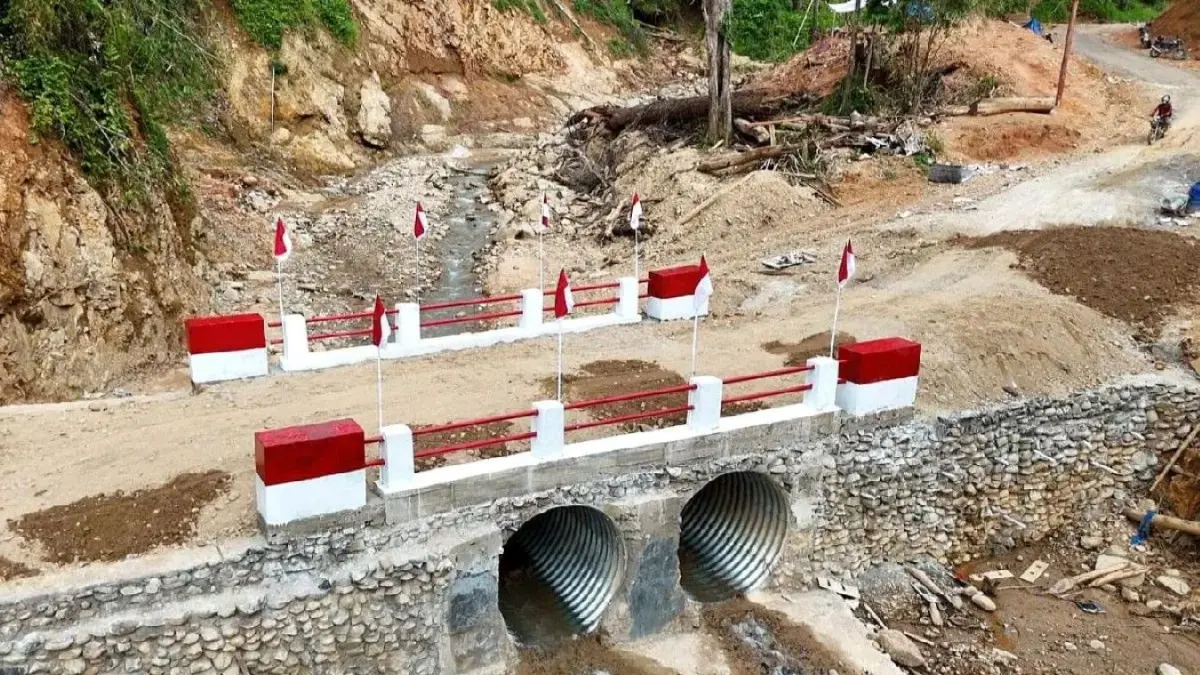 Jembatan armco di Kecamatan Tukka, Tapanuli Tengah yang telah rampung dibangun TNI dan kini kembali dapat dilalui kendaraan.