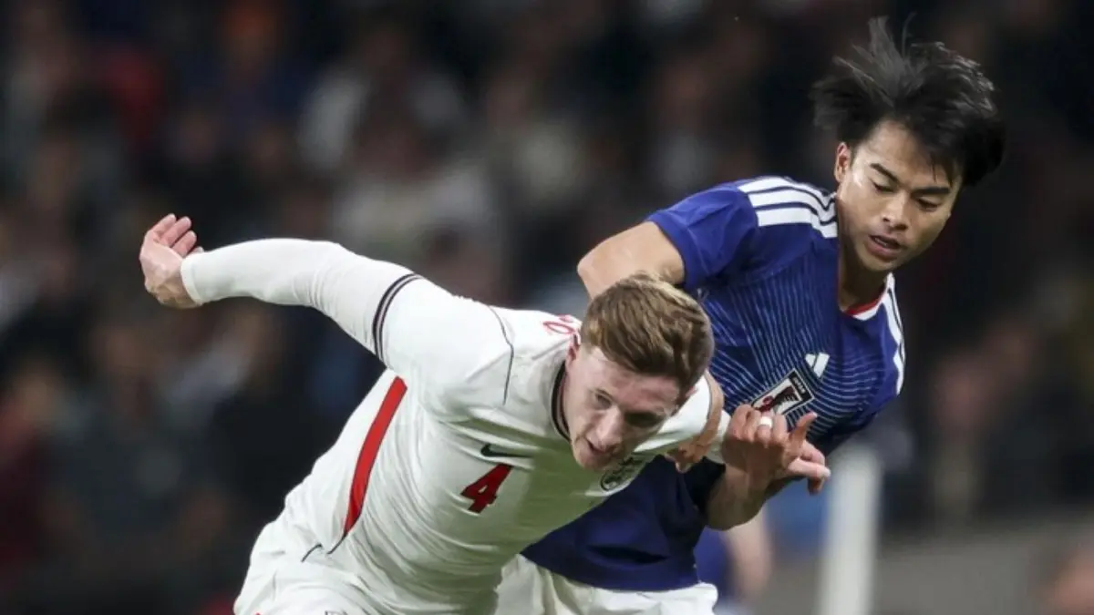 Kaoru Mitoma merayakan gol kemenangan Jepang ke gawang Inggris pada laga uji coba internasional di Stadion Wembley.
