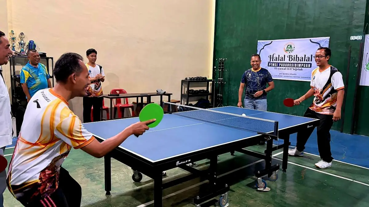 Kapolres dan Ketua PTMSI Padangsidimpuan melawan Ketua KONI dan Kadispora dalam pertandingan  pingpong persahabatan, Rabu (1/4/2026) di Silandit, Psp Selatan. (Ist)