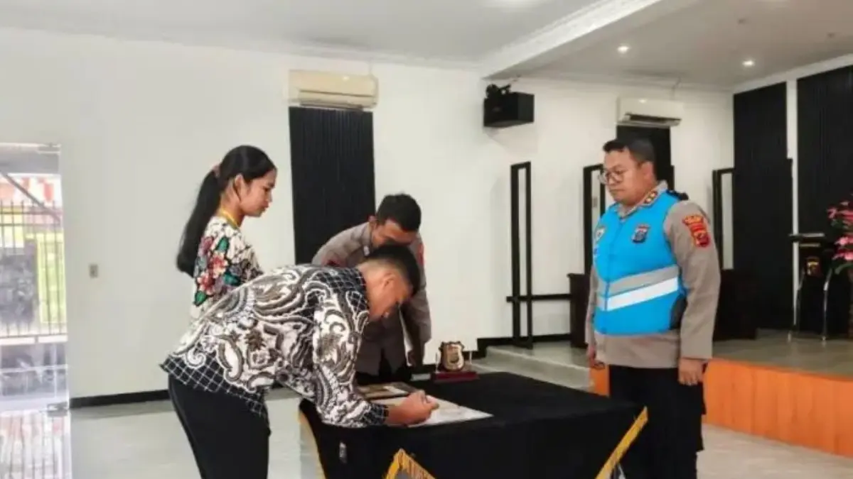 Kapolres Sibolga Eddy Inganta menyaksikan penandatanganan pakta integritas seleksi penerimaan anggota Polri 2026 di Polres Sibolga.