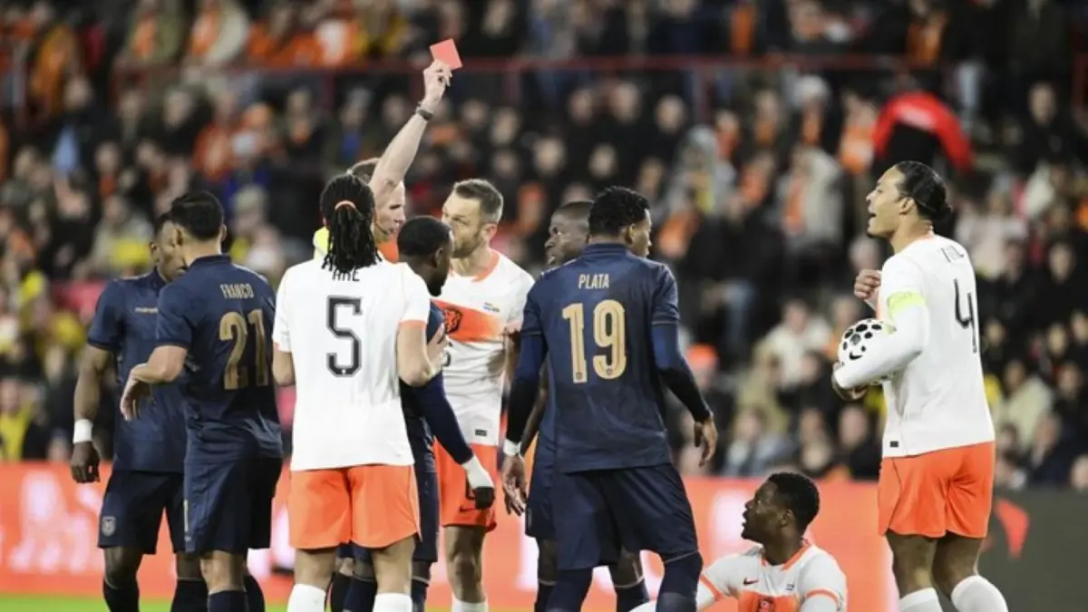 Kartu merah pemain Belanda saat menghadapi Ekuador dalam laga uji coba di Philips Stadion yang berakhir imbang 1-1.