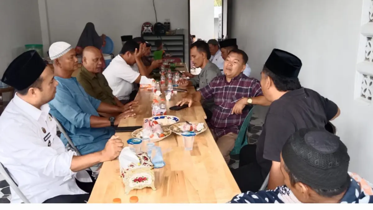 Kepala Desa Ujung Padang Ilyas Tanjung menggelar doa bersama syukuran rumah baru bersama perangkat desa dan masyarakat.