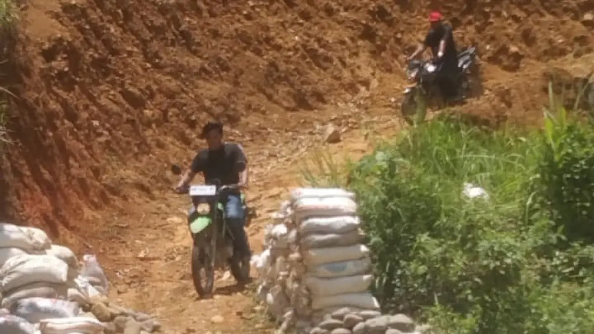 Kondisi pembukaan jalan di Desa Jambu Baru, Madina, yang diduga mangkrak meski telah menelan anggaran ratusan juta rupiah.