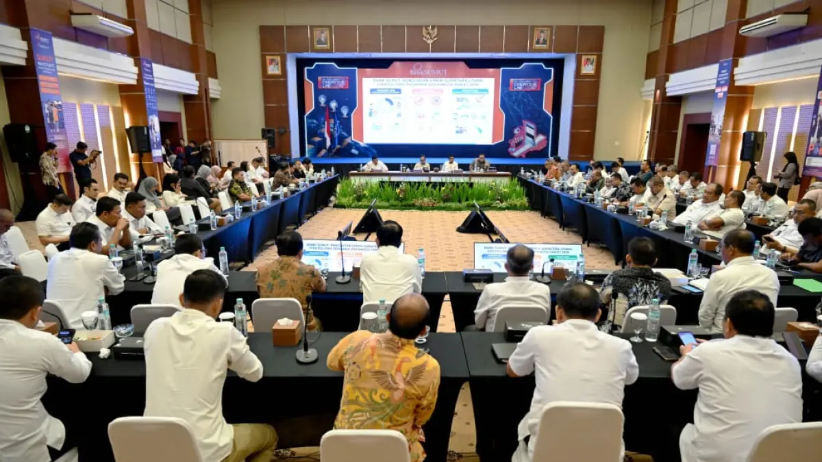 Kunjungan Komisi II DPR RI bersama Wakil Mendagri dan Gubernur Sumut ke Bank Sumut untuk mendorong peran BUMD sebagai motor ekonomi daerah.