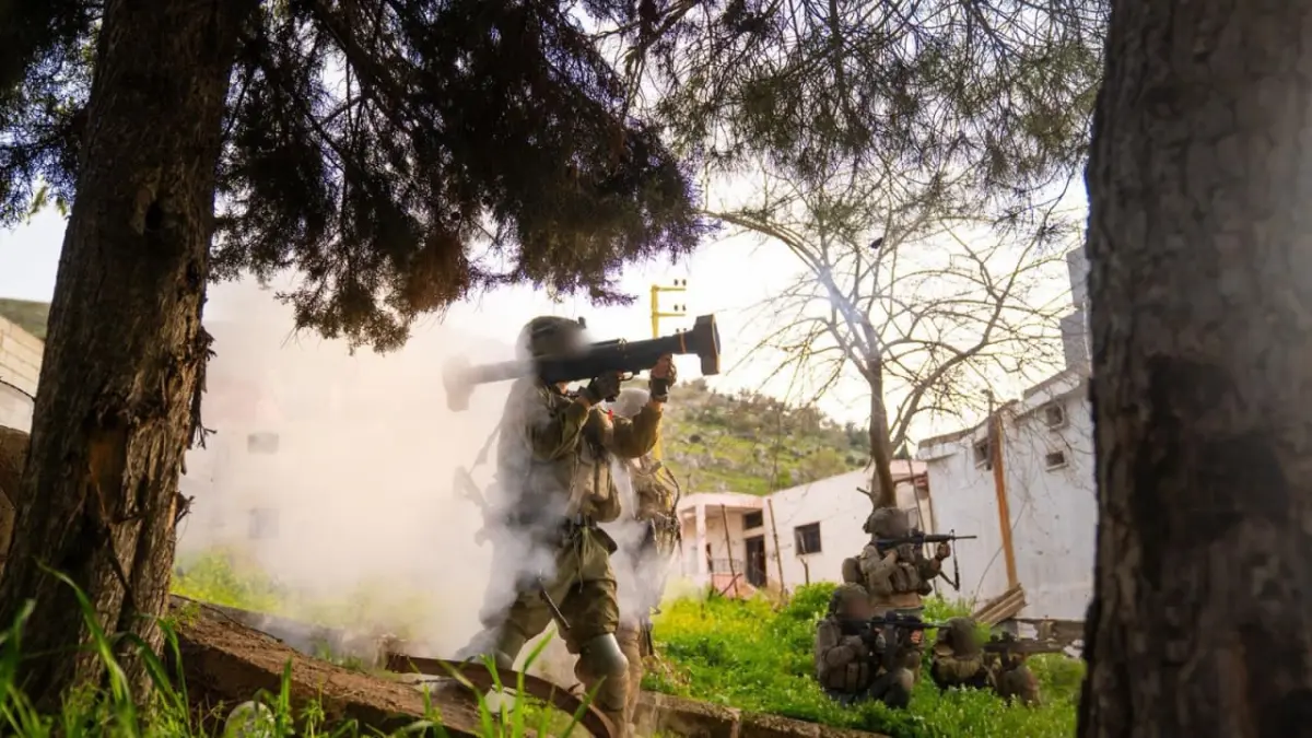 Pasukan Israel melakukan operasi militer di Lebanon selatan di tengah eskalasi konflik dengan Hizbullah.