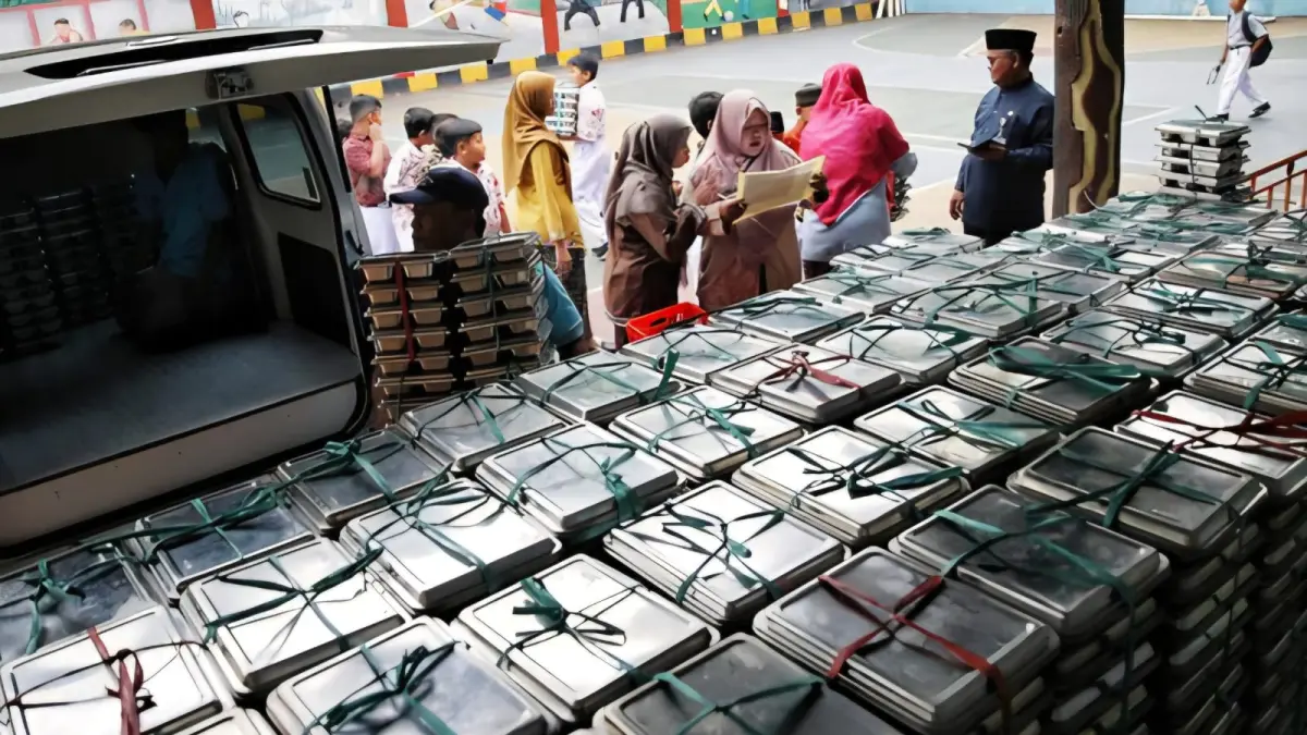 Pelajar menerima makanan dalam program Makan Bergizi Gratis, yang kini disalurkan lima hari dalam sepekan sesuai kebijakan baru pemerintah.