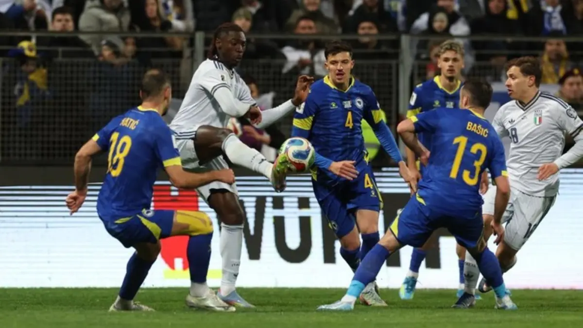 Pemain Italia usai kalah adu penalti dari Bosnia dan Herzegovina dalam playoff Piala Dunia 2026.