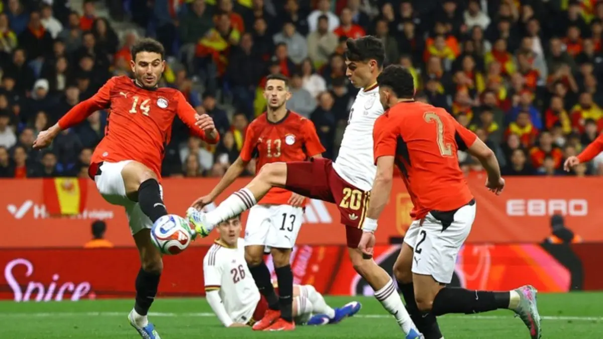 Pemain Spanyol berusaha menembus pertahanan Mesir dalam laga uji coba di Stadion RCDE yang berakhir imbang tanpa gol.