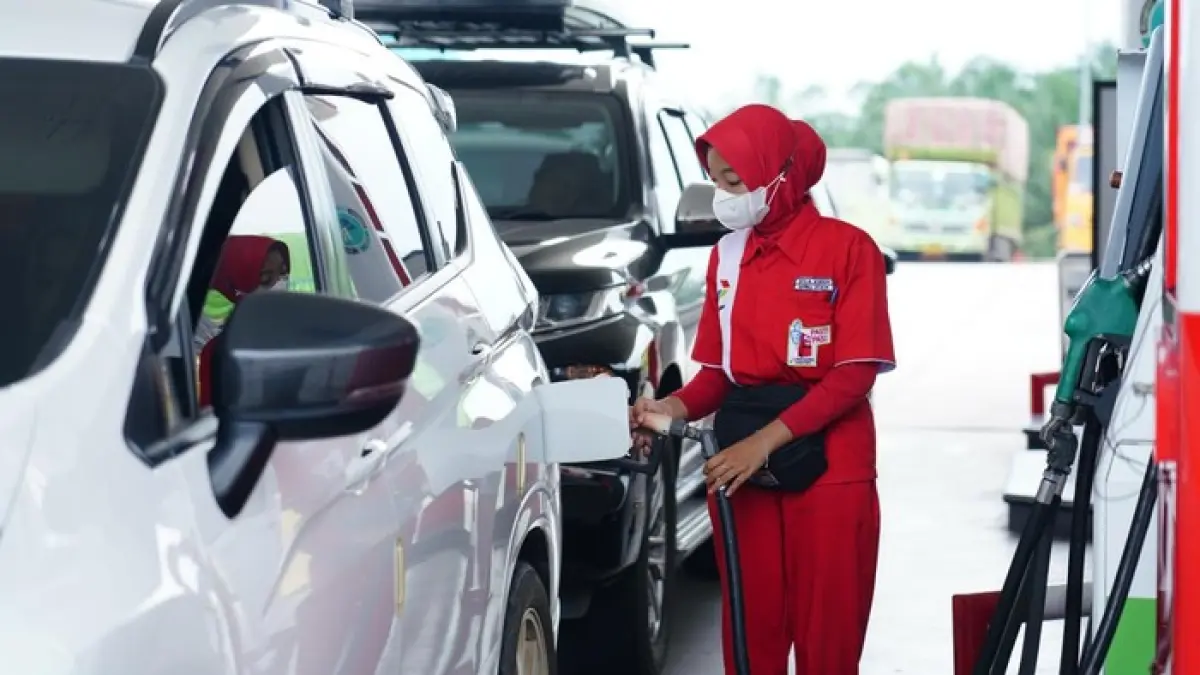 Petugas melayani pengisian BBM di SPBU. Pertamina memastikan harga BBM April 2026 tetap, di tengah kebijakan pembatasan pembelian subsidi.