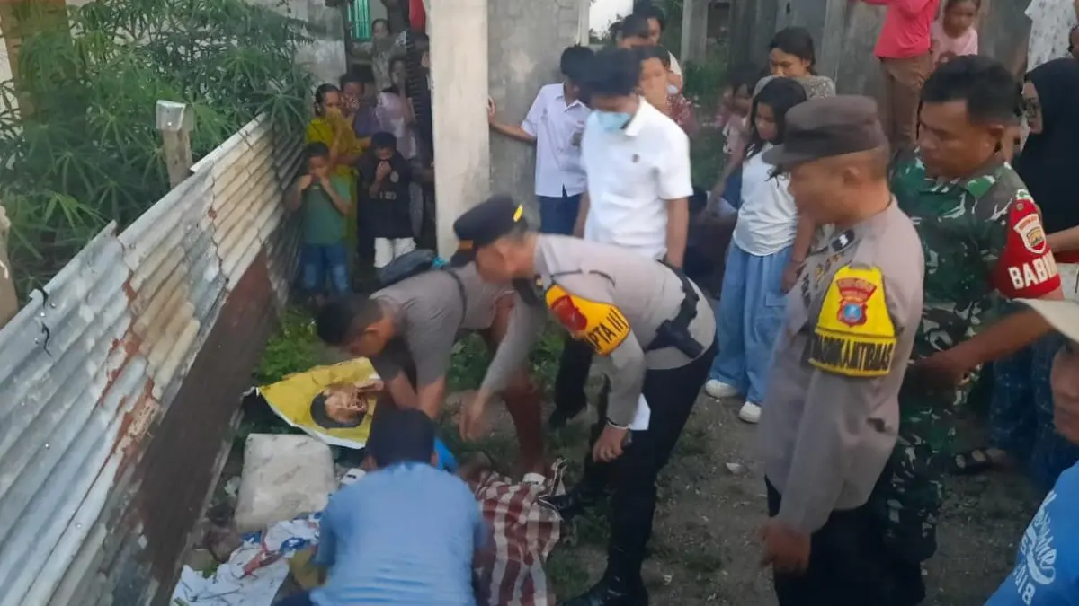 Petugas mengevakuasi jasad perempuan tanpa identitas yang ditemukan di Gang Abadi, Jalan Imam Bonjol, Padangsidimpuan, Selasa (31/3/2026).