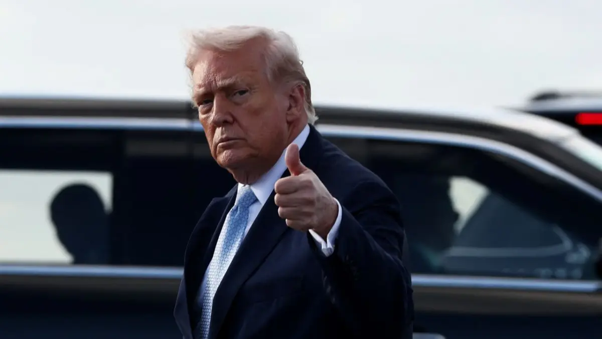 Presiden AS Donald Trump memberi isyarat saat turun dari Air Force One di Florida di tengah isu rencana penarikan AS dari NATO.
