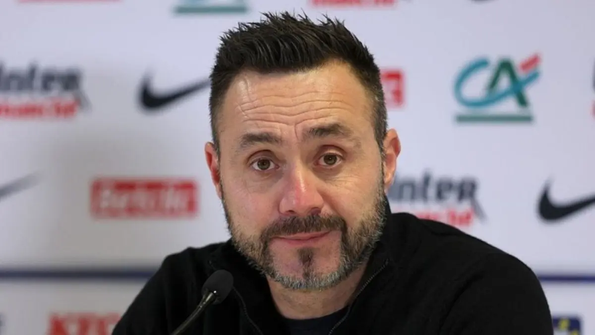 Roberto De Zerbi memberi instruksi kepada pemain Tottenham dalam sesi latihan perdana, berupaya menyelamatkan Spurs dari ancaman degradasi Liga Inggris.