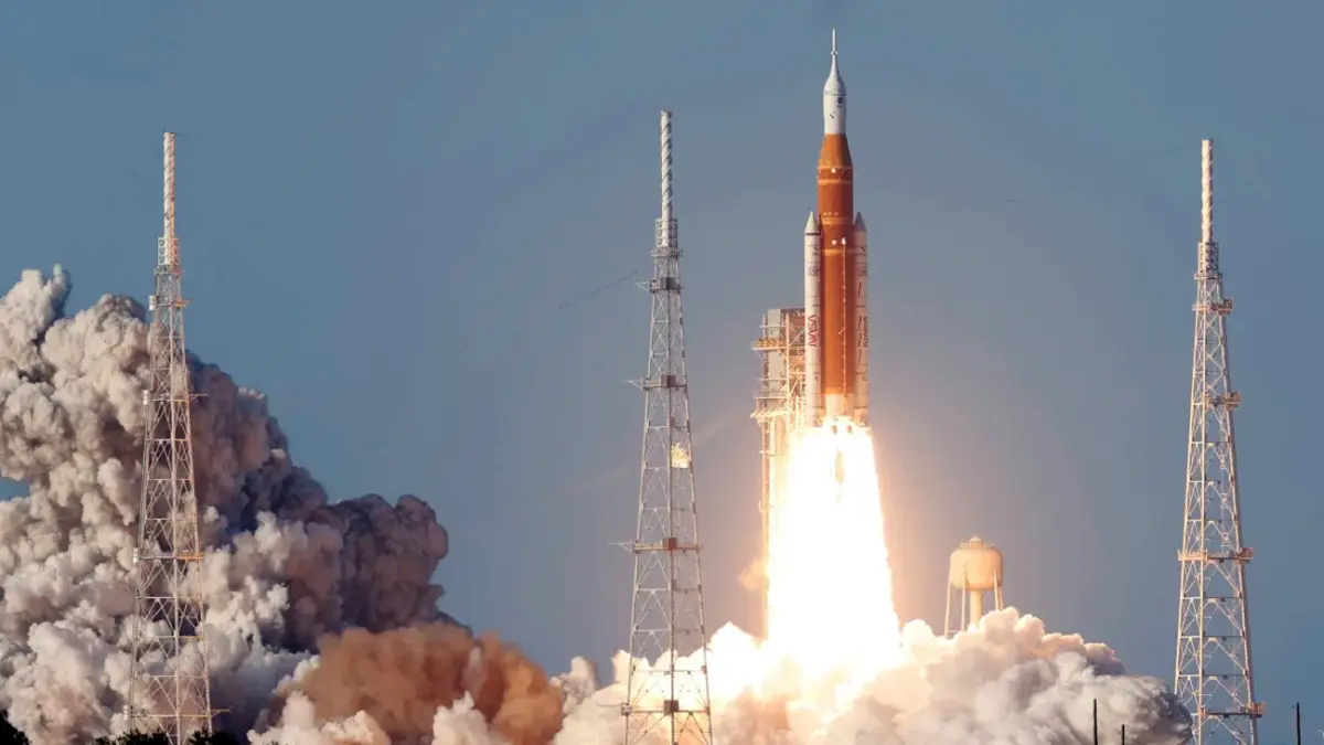 Roket Space Launch System membawa kapsul Orion dalam peluncuran misi Artemis II dari Kennedy Space Center, Florida.