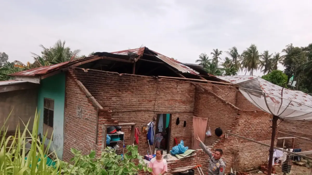 Salah satu rumah warga di Nagori Karang Anyar, Simalungun, mengalami kerusakan parah akibat diterjang angin puting beliung, Senin (30/3) malam.