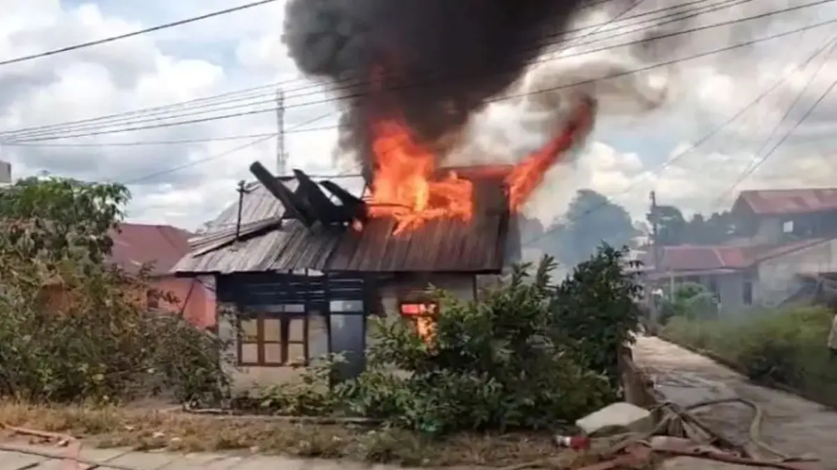Satu unit rumah warga hangus terbakar di Siborongborong, Tapanuli Utara, diduga akibat korsleting listrik.