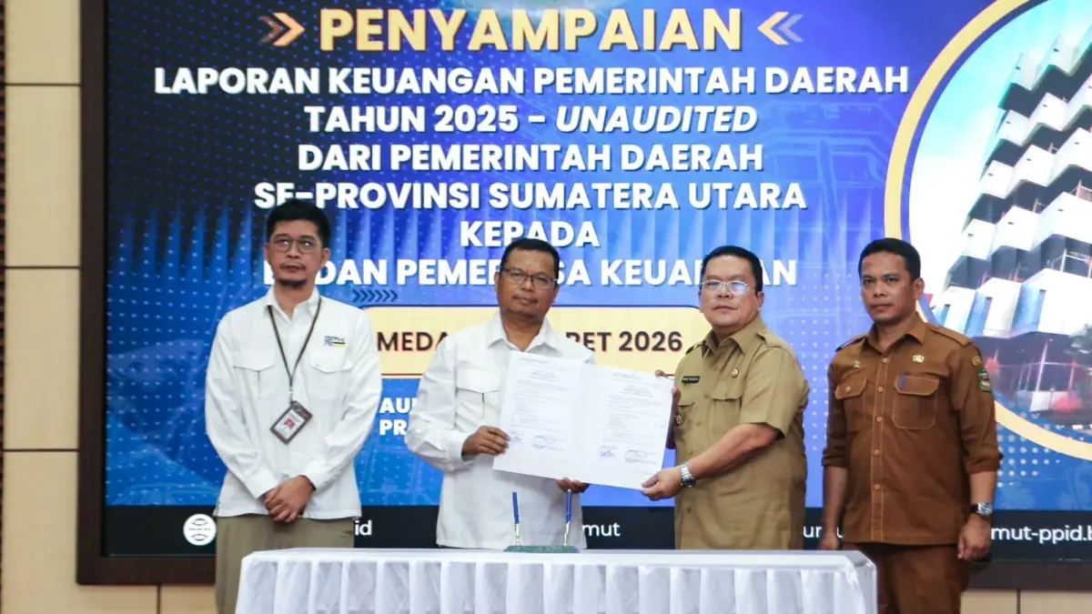Wali Kota Pematangsiantar Wesly Silalahi menyerahkan LKPD unaudited TA 2025 kepada Kepala BPK RI Perwakilan Sumut Paula Henry Simatupang di Medan, Selasa (31/3).
