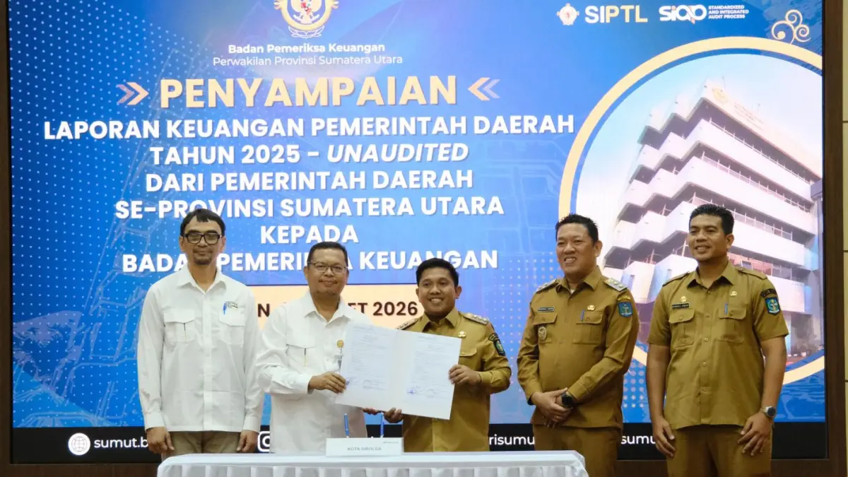 Wali Kota Sibolga Akhmad Syukri Nazry Penarik menyerahkan LKPD 2025 kepada Kepala BPK Sumut Paula Henry Simatupang di Medan.