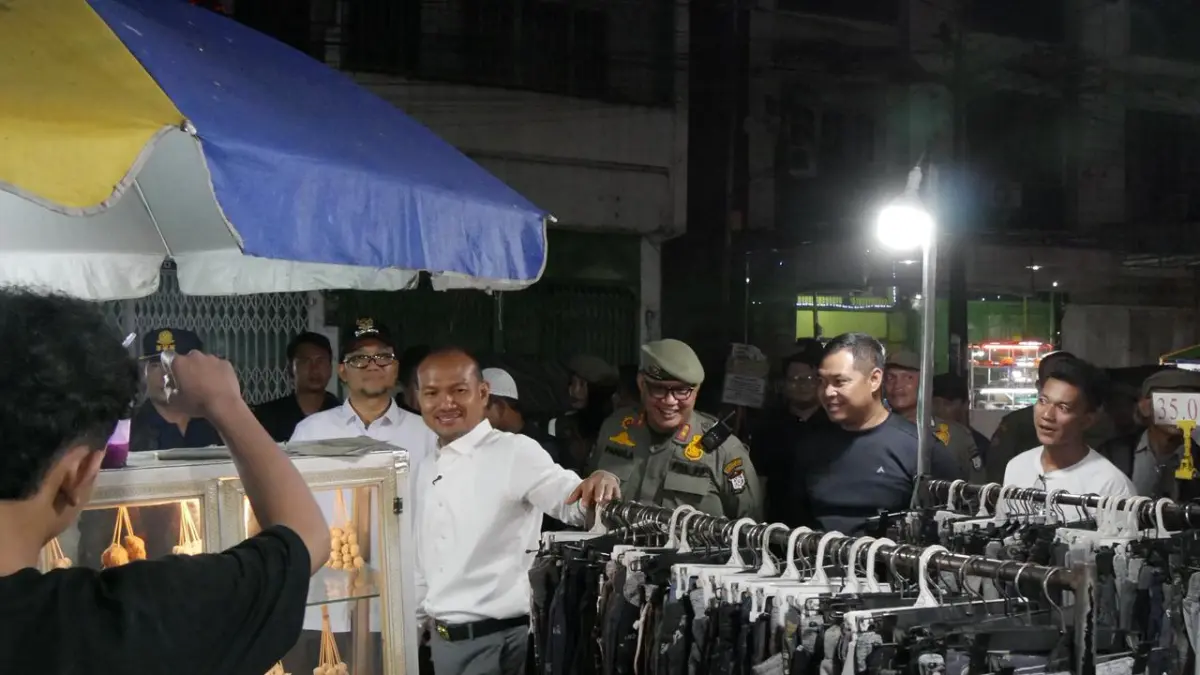 Wali Kota Tanjungbalai Mahyaruddin Salim didampingi Wakil Wali Kota Muhammad Fadly Abdina meninjau dan menyosialisasikan penataan PKL di pusat kota pada malam hari.