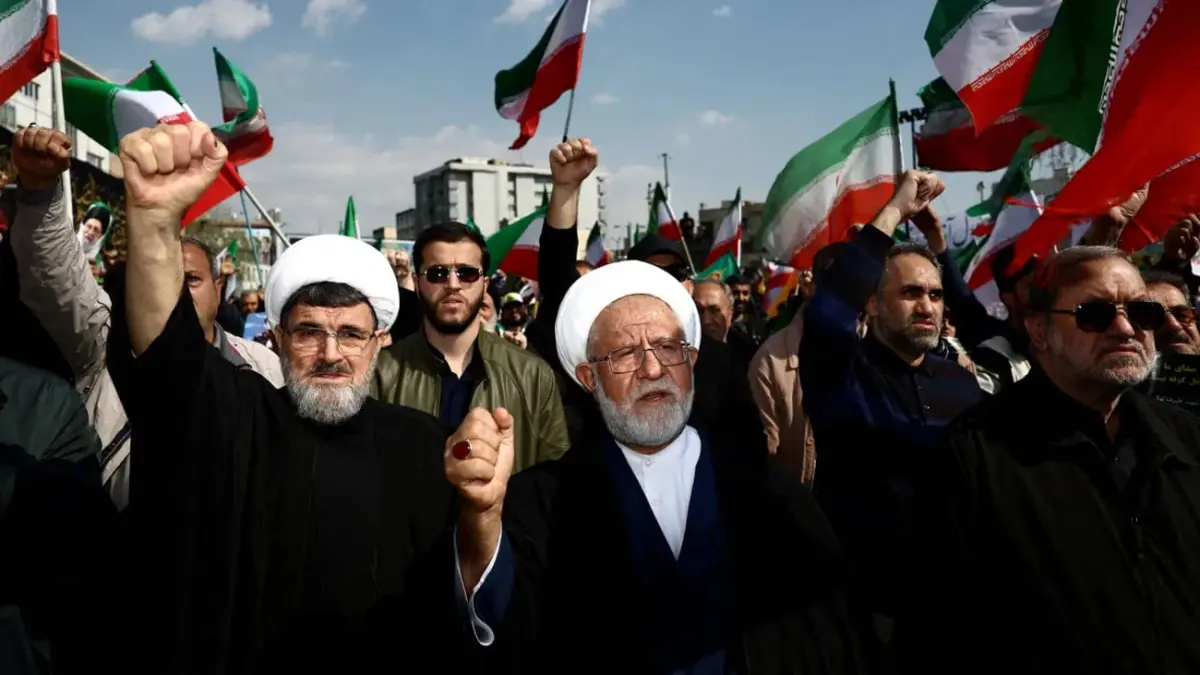 Warga menghadiri pemakaman komandan IRGC di Teheran di tengah meningkatnya konflik Iran dengan AS dan Israel.