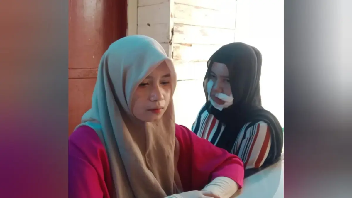 Yenni Aprilia didampingi adiknya, Ade Lidya Evalina, saat memberikan keterangan di Mapolres Pematangsiantar usai menjadi korban KDRT.