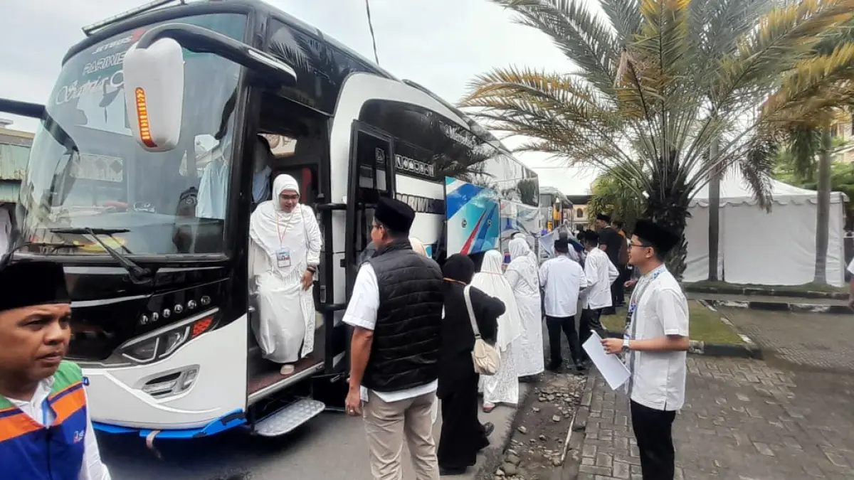 Calon jemaah haji nasabah Bank Sumut tiba di Asrama Haji Medan untuk mengikuti kegiatan manasik haji akbar.