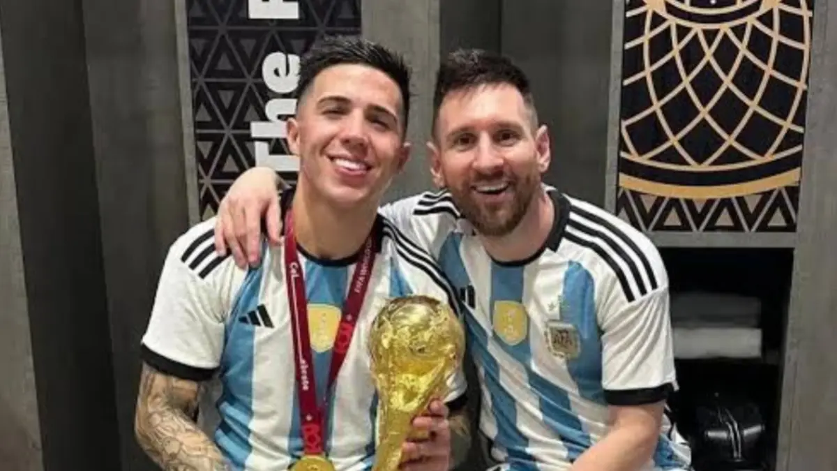 Enzo Fernandez dan Lionel Messi merayakan gol bersama Timnas Argentina. Enzo yang dulu fans kini jadi rekan setim sang idola.