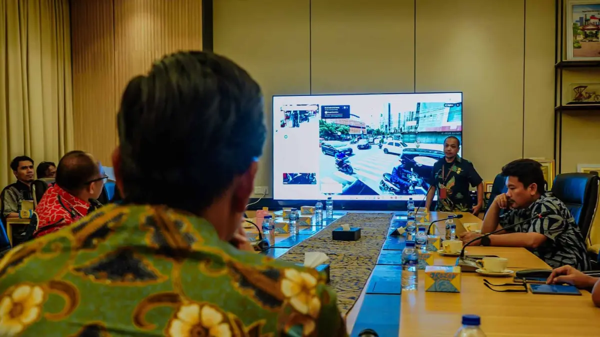 Wali Kota Medan Rico Waas memimpin rapat penataan trotoar, menekankan desain humanis dan estetis di sejumlah ruas jalan kota.