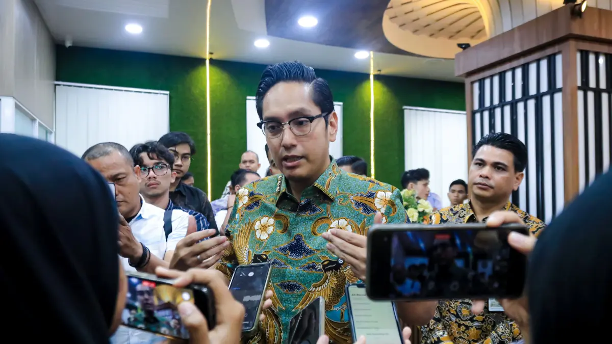Wali Kota Medan Rico Waas saat memberikan keterangan terkait kebijakan WFH ASN di Balai Kota Medan, Kamis (2/4/2026).