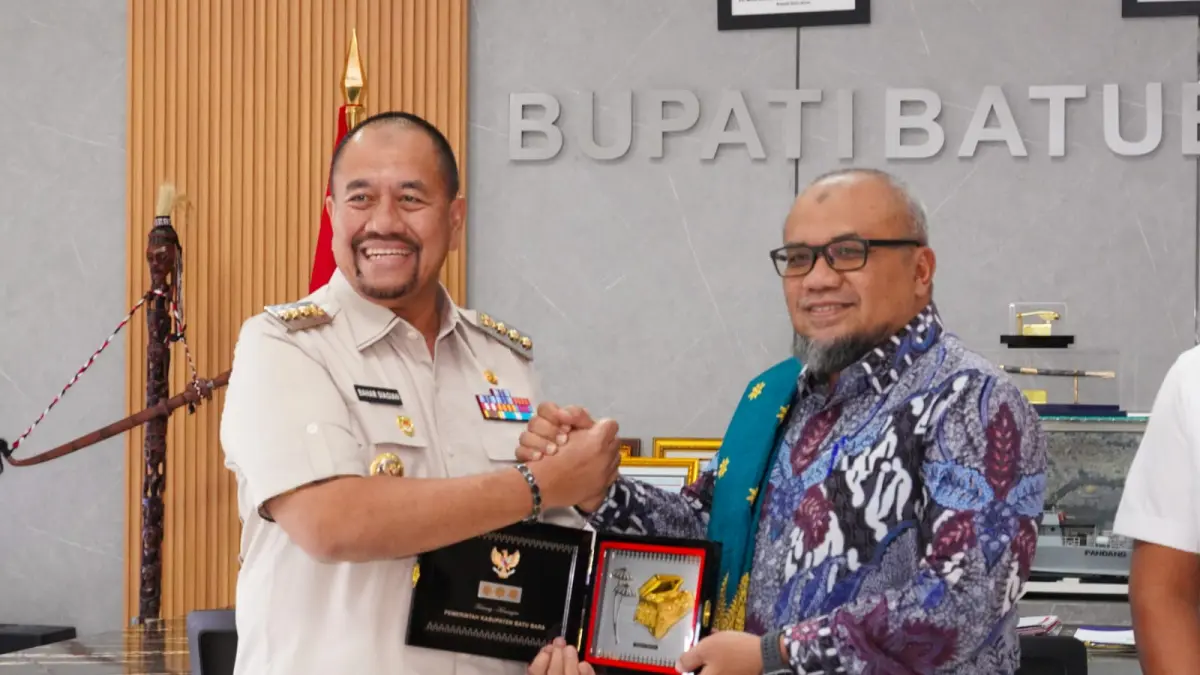 Bupati Batu Bara Baharuddin Siagian memberi cinderamata kepada pihak PTPN IV.