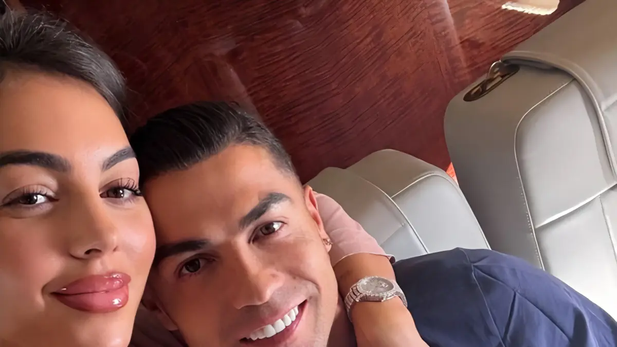 Cristiano Ronaldo dan Georgina Rodriguez memamerkan jam tangan dan cincin berlian mewah dengan total nilai mencapai Rp300 miliar.