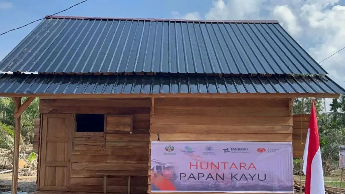 Kayu hanyutan dimanfaatkan sebagai material pembangunan hunian sementara bagi warga terdampak bencana di wilayah Sumatera.
