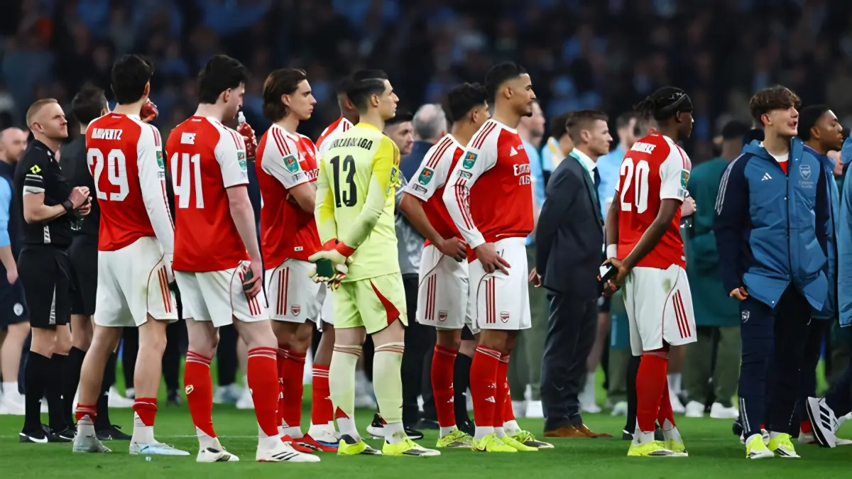 Pelatih Mikel Arteta memberi instruksi kepada pemain Arsenal usai kekalahan di final Carabao Cup.