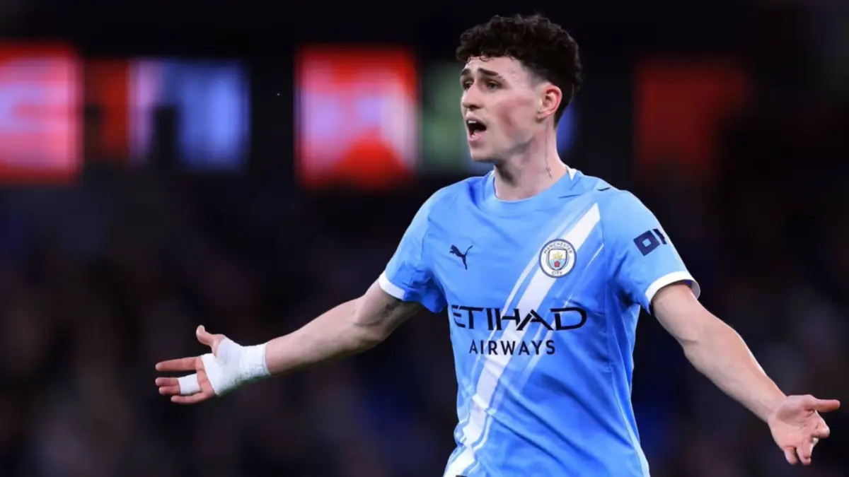Phil Foden saat membela Manchester City di tengah sorotan atas penurunan performanya.