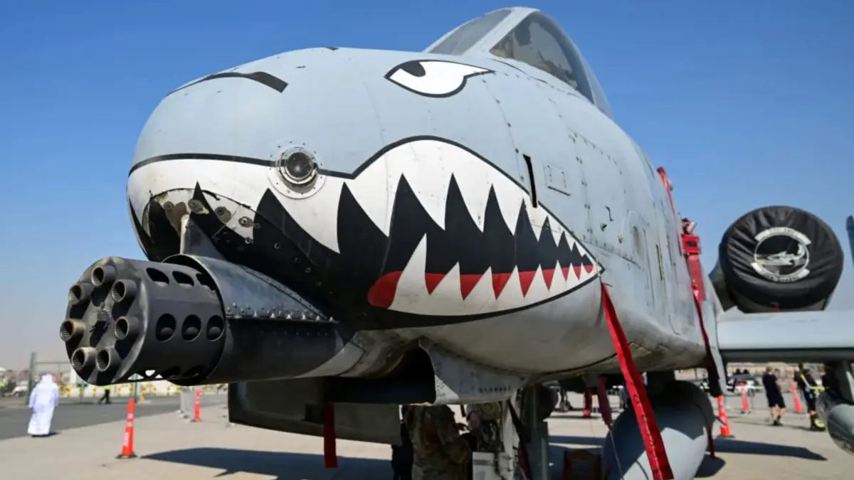 Sebuah pesawat A-10 Thunderbolt II dipamerkan di Bandara Internasional Al-Maktoum selama Dubai Airshow 2025 di Dubai pada 20 November 2025.
( kredit foto : Giuseppe Cacace/AFP via Getty Images )