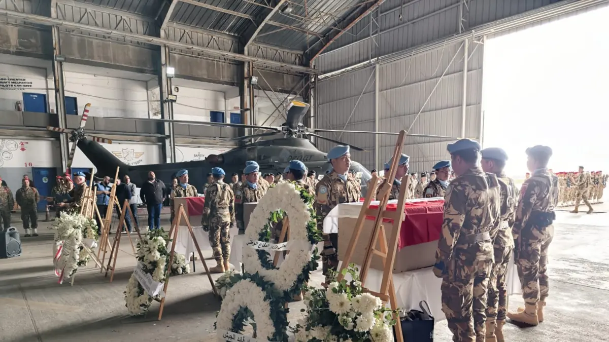 Upacara penghormatan jenazah tiga prajurit Indonesia di Bandara Internasional Rafic Hariri sebelum dipulangkan ke Tanah Air.