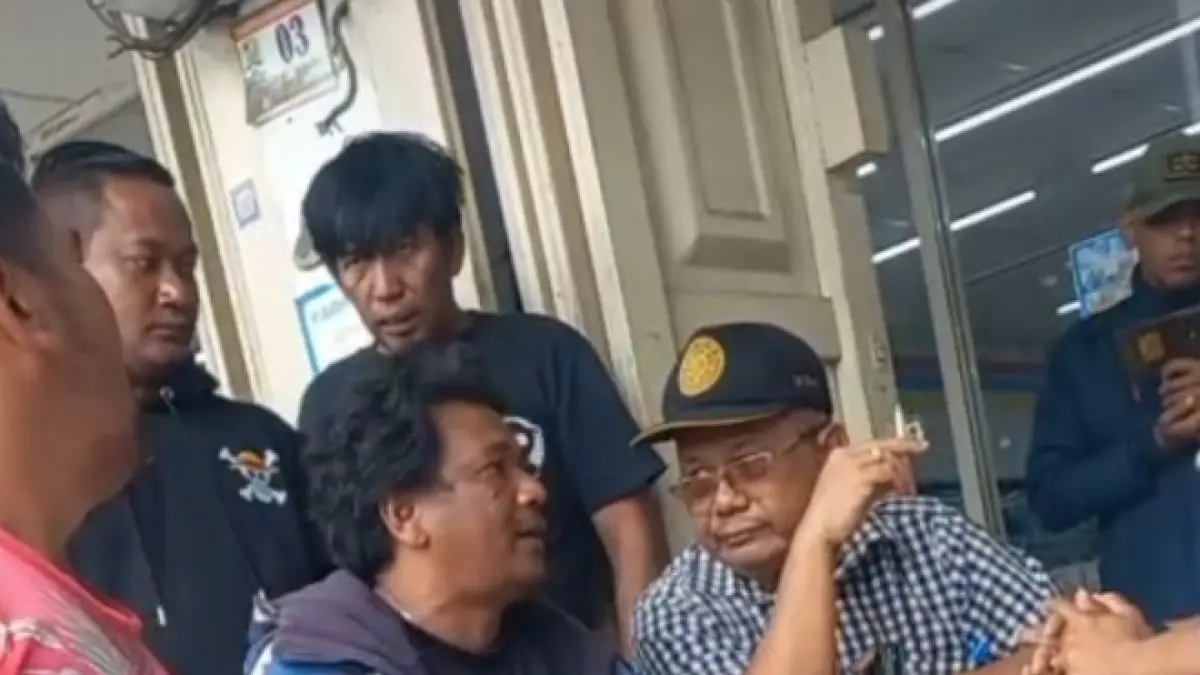 Aktivitas pedagang dan pembeli di Pasar Pajak Roga Berastagi yang ramai setiap hari, termasuk hari Minggu.