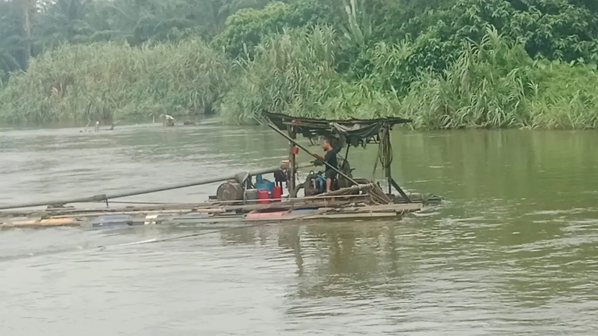 Aktivitas pertambangan pasir sungai di Desa Rahuning 2, Asahan, yang diduga beroperasi tanpa izin resmi.