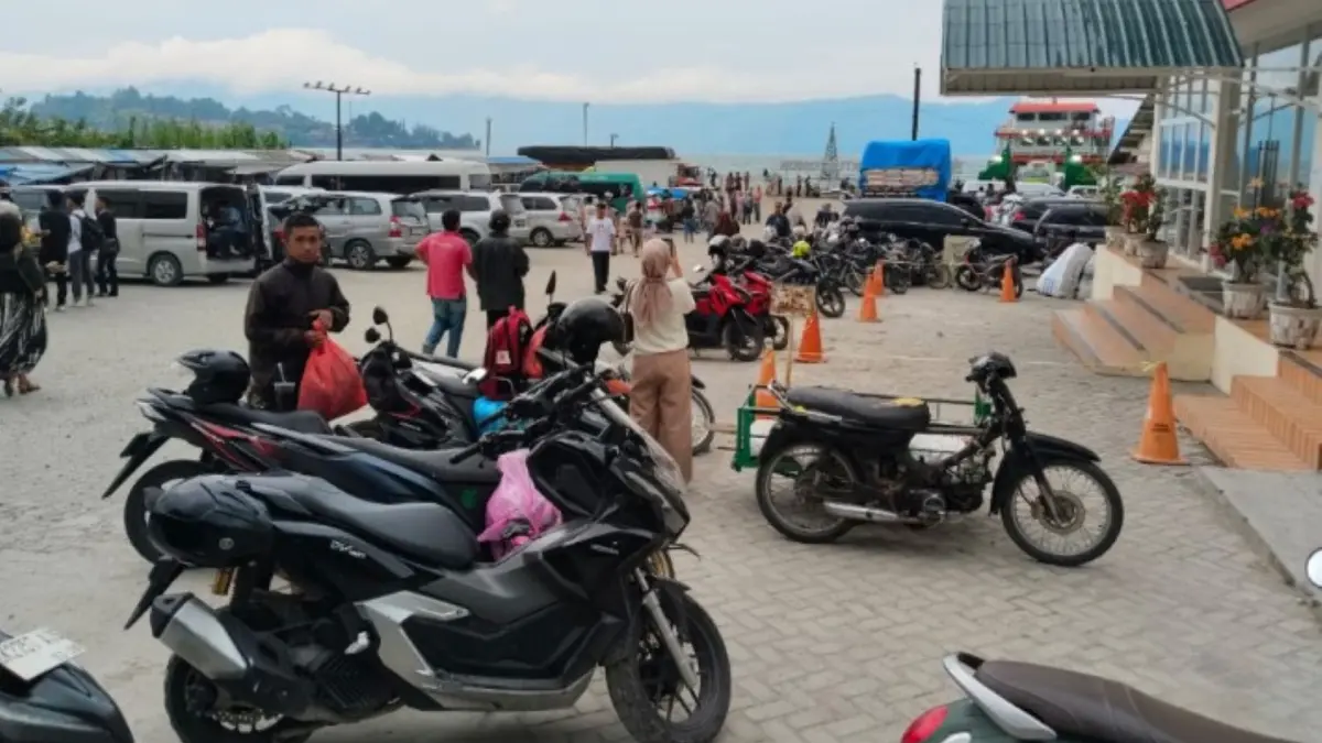 Antrean kendaraan mengular di Pelabuhan KMP Tao Toba, Tomok, Samosir, saat lonjakan arus penyeberangan libur panjang.