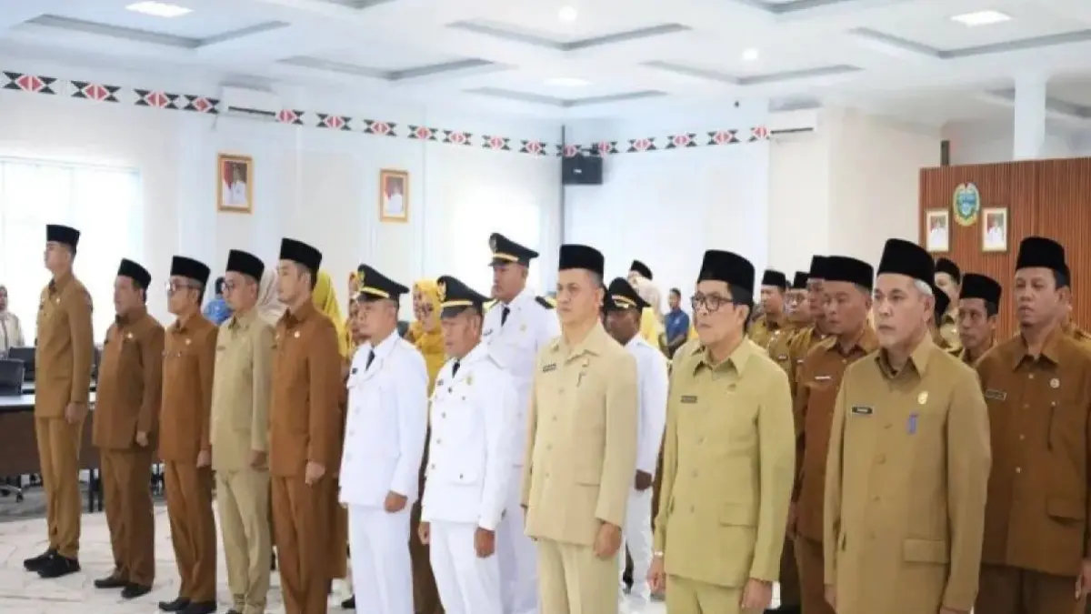 Bupati Mandailing Natal Saipullah Nasution melantik 59 pejabat administrator dan pengawas di Aula Kantor Bupati, Desa Parbangunan, Panyabungan, Kamis (2/4).