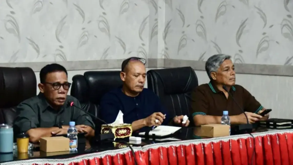 Bupati Tapteng Masinton Pasaribu memimpin rapat koordinasi masa transisi darurat ke pemulihan pascabencana di Kantor Bupati Tapteng.