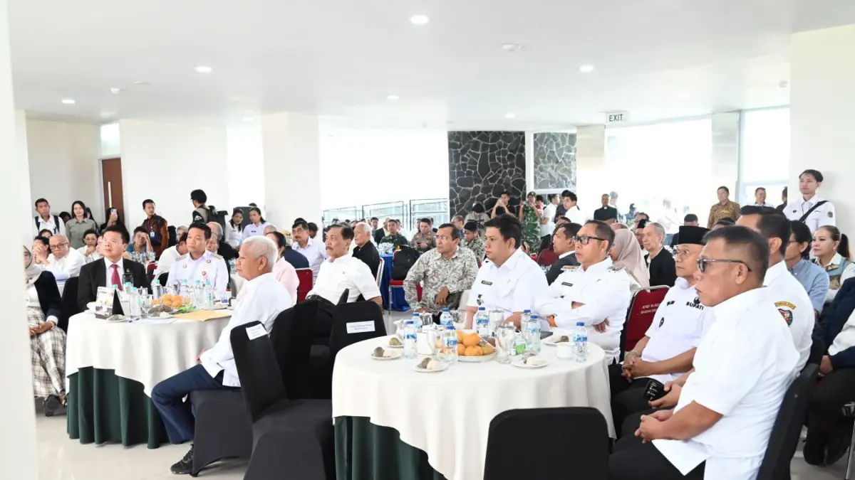 Bupati Tapteng Masinton Pasaribu menghadiri rapat pengembangan pertanian berbasis AI di kawasan TSTH2 Humbahas bersama Luhut Binsar Panjaitan.