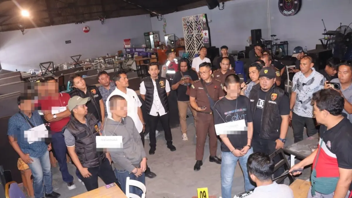Dua tersangka memperagakan adegan dalam rekonstruksi kasus pembunuhan di Kafe Lotta, Pematangsiantar, yang digelar Polres setempat.