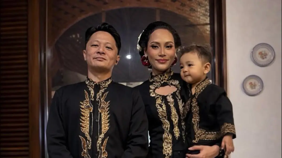 Erika Carlina dan DJ Bravy hadir bersama dalam acara tedak siten putra mereka di Cirendeu, memicu spekulasi hubungan keduanya kembali terjalin.