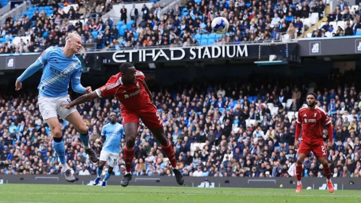 Erling Haaland merayakan hat-trick ke gawang Liverpool saat Manchester City menang telak 4-0 di perempat final Piala FA di Etihad Stadium.