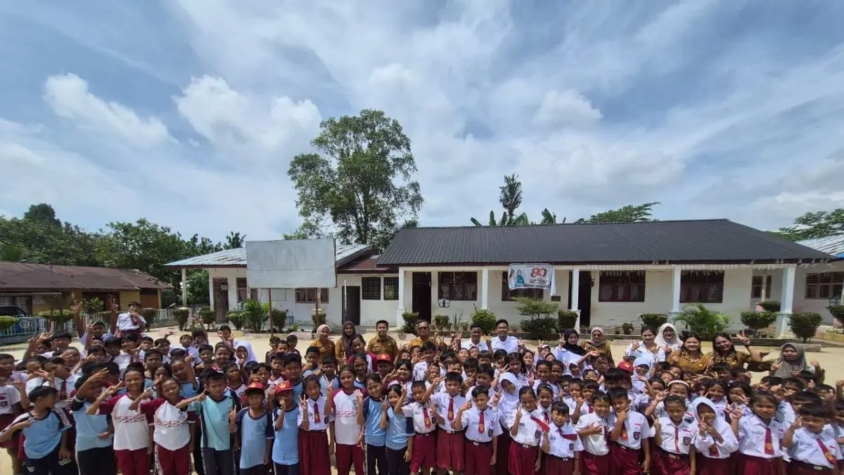 Guru dan para murid SD Afd C Balimbingan foto bersama dengan relawan SPPG Balimbingan 2.