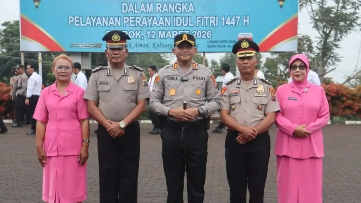 Kapolres Tapsel AKBP Yon Edi Winara bersama dua personel yang menerima kenaikan pangkat pengabdian di Lapangan Apel Mako Polres Tapsel.