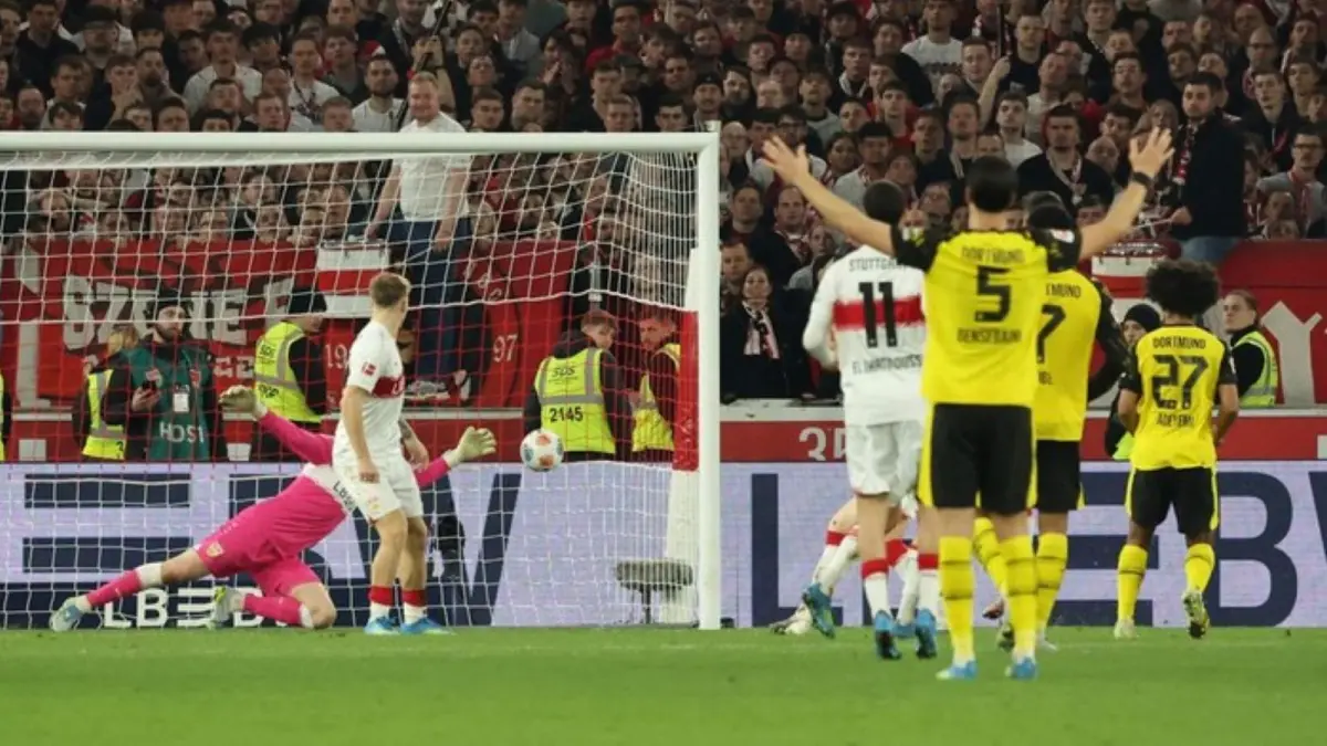 Karim Adeyemi merayakan gol pembuka Borussia Dortmund ke gawang Stuttgart pada masa injury time dalam laga Bundesliga di MHPArena.