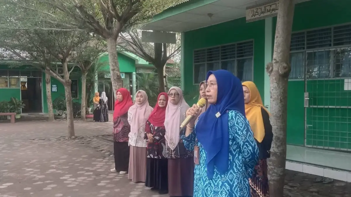 Kepala MTsN 2 Labuhanbatu Utara, Nurhabibah Harahap, saat memberikan pembekalan kepada siswa kelas IX jelang pelaksanaan TKA.