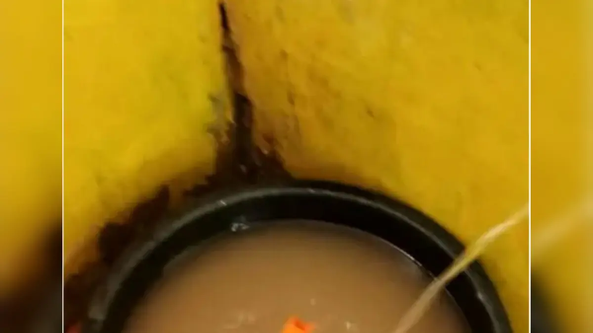 Kondisi air keruh yang diterima pelanggan dari Perumda Air Minum Tirta Nauli Sibolga di rumah warga.