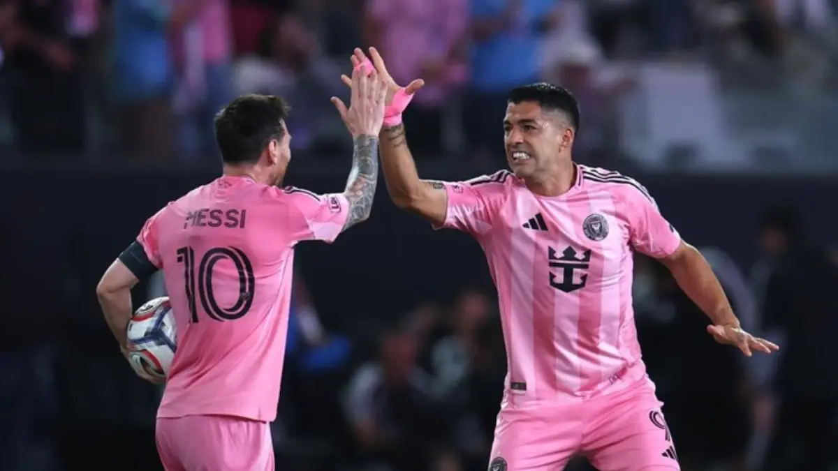 Lionel Messi dan Luis Suarez merayakan gol Inter Miami ke gawang Austin FC dalam laga MLS yang berakhir imbang 2-2 di Miami Freedom Park.